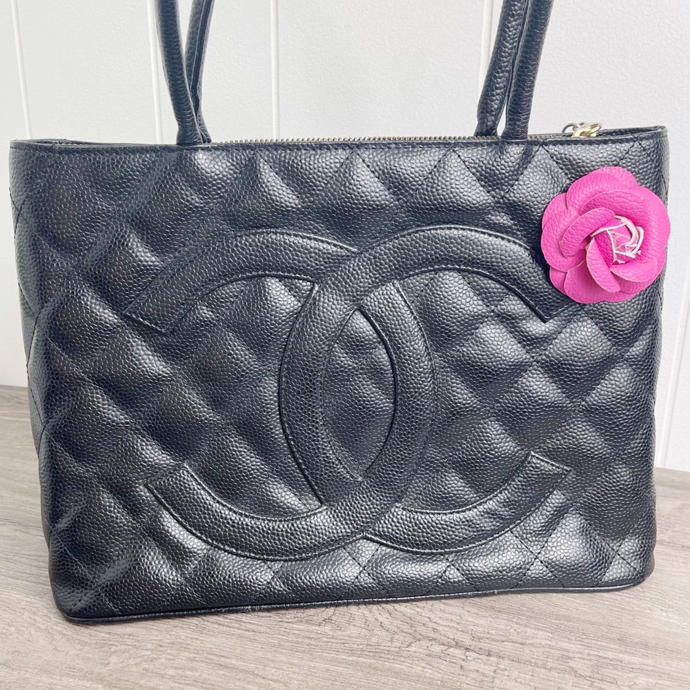 Camellia Flower Vegan Leather Magnetic Bag Charm - Picture 5 of 9